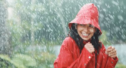 5 trucos para protegerte de la lluvia y evitar mojarte en la calle