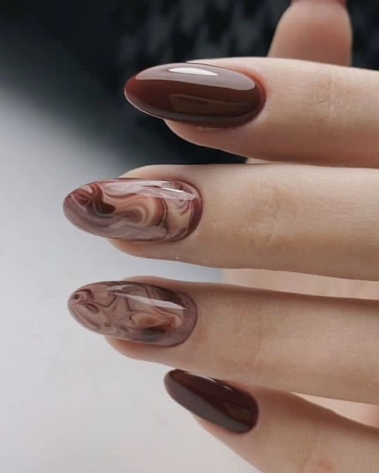 Los mejores diseños de uñas para chica fresa en la manicura