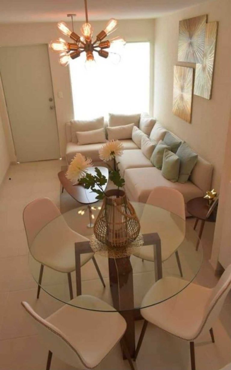 Sala comedor con muebles beige y mesa de cristal