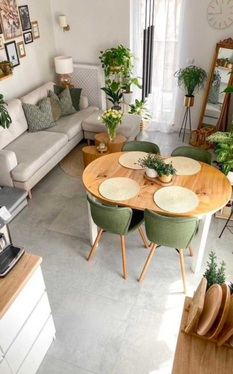 Sala comedor con tonos naturales y plantas de diferentes especies