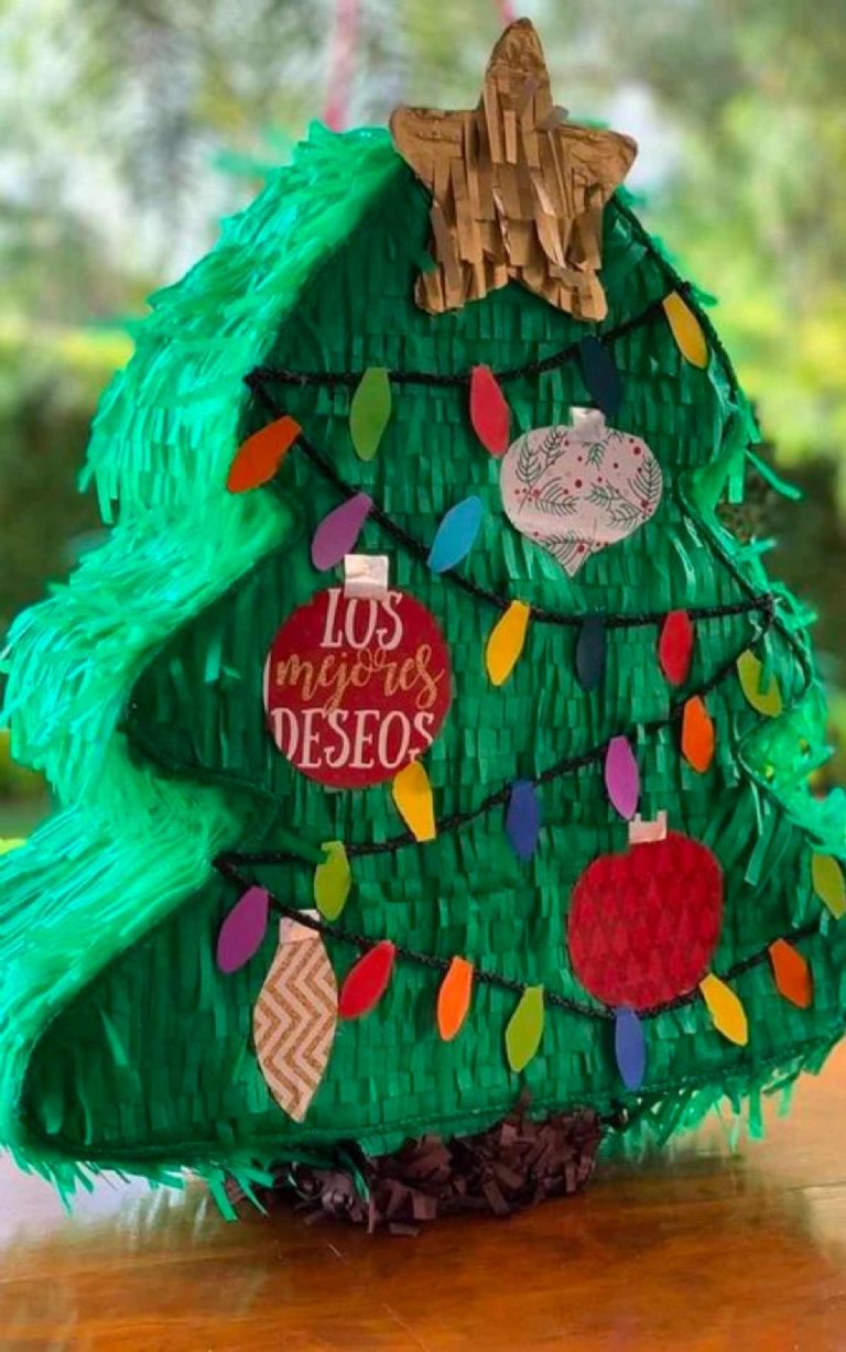 Piñata de papel crepé en forma de árbol de Navidad