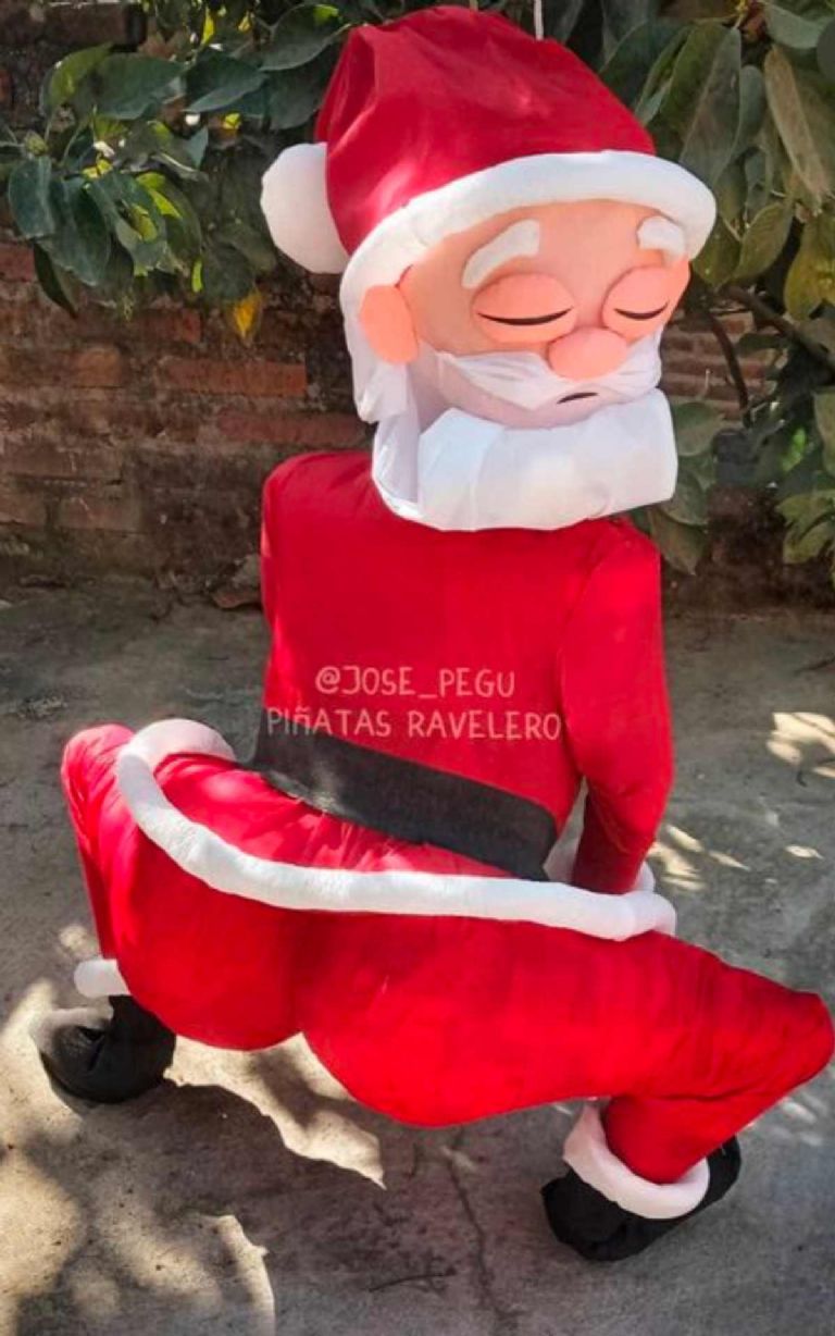 Piñata de papel crepé en forma de Santa Claus