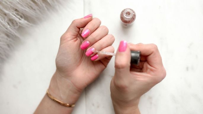 ¿Qué es el Moon Manicure y cómo utilizar el diseño en tus uñas?