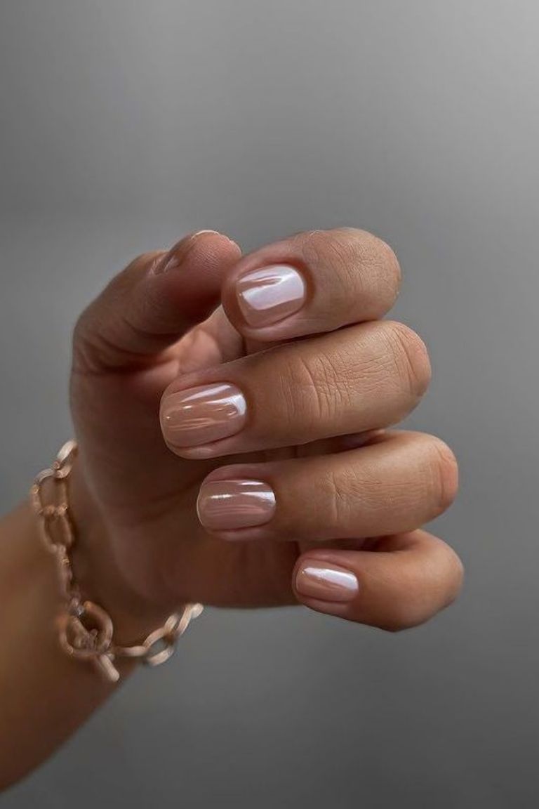 Manicura de uñas nude con rosa 