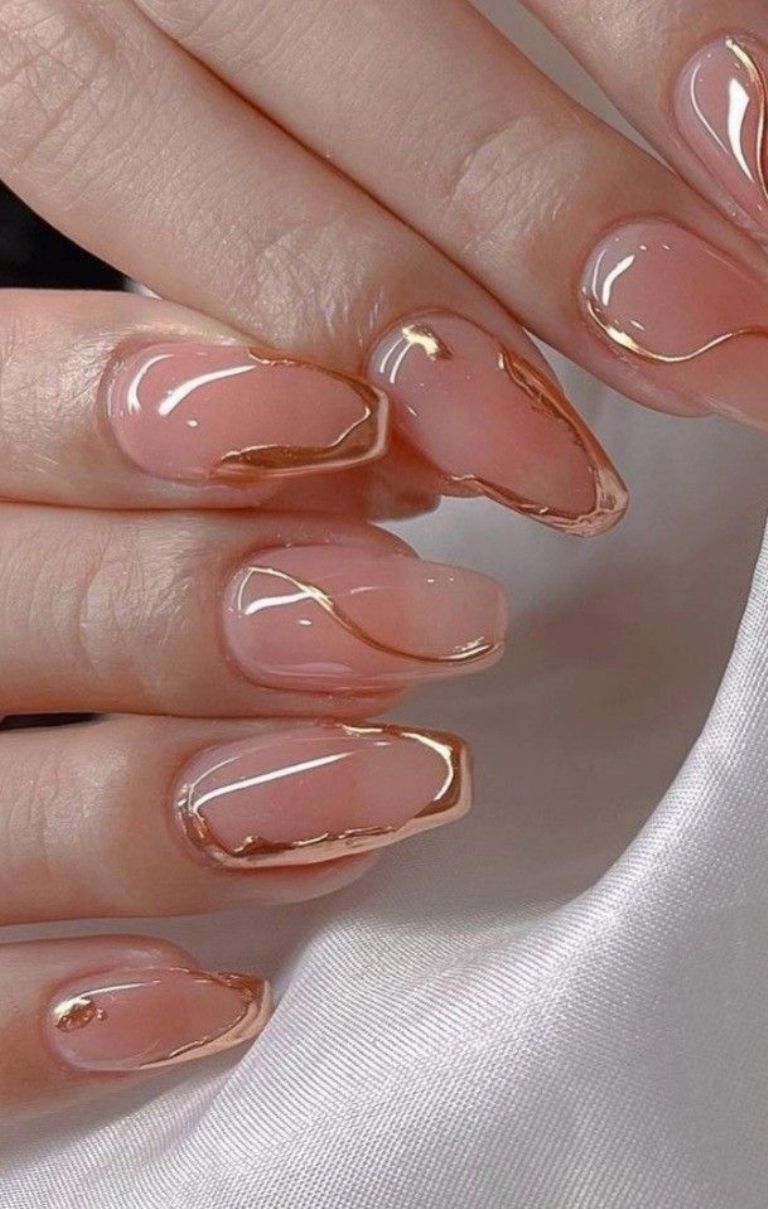 Ideas para llevar uñas nude con dorado