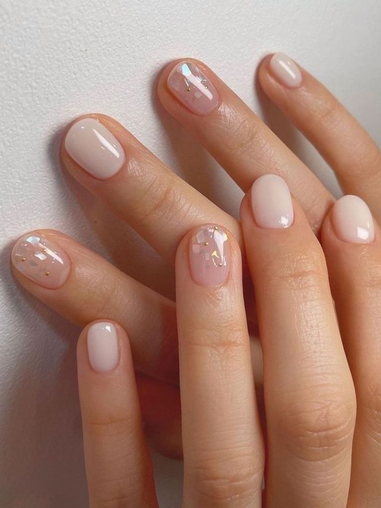 Uñas nude con brillos en la manicura