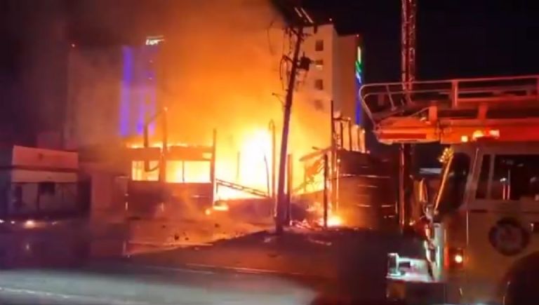 mariscos la 20 queda bajo un incendio