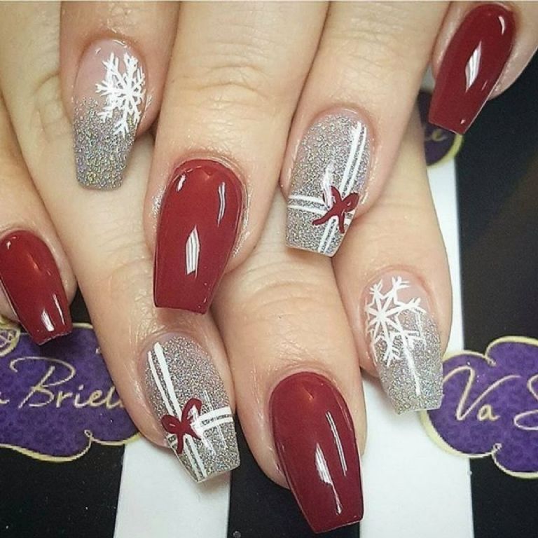 Uñas navideñas en forma de regalo