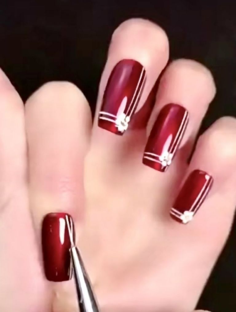 Lista de diseños de uñas dorados con rojo para navidad