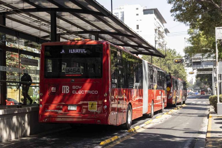 Cómo viajar gratis en Metrobus de CDMX, estas son las personas que tiene acceso sin costo