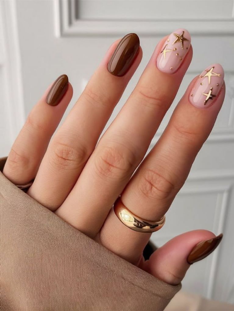 Todos los colores marrones son perfectos para una manicura