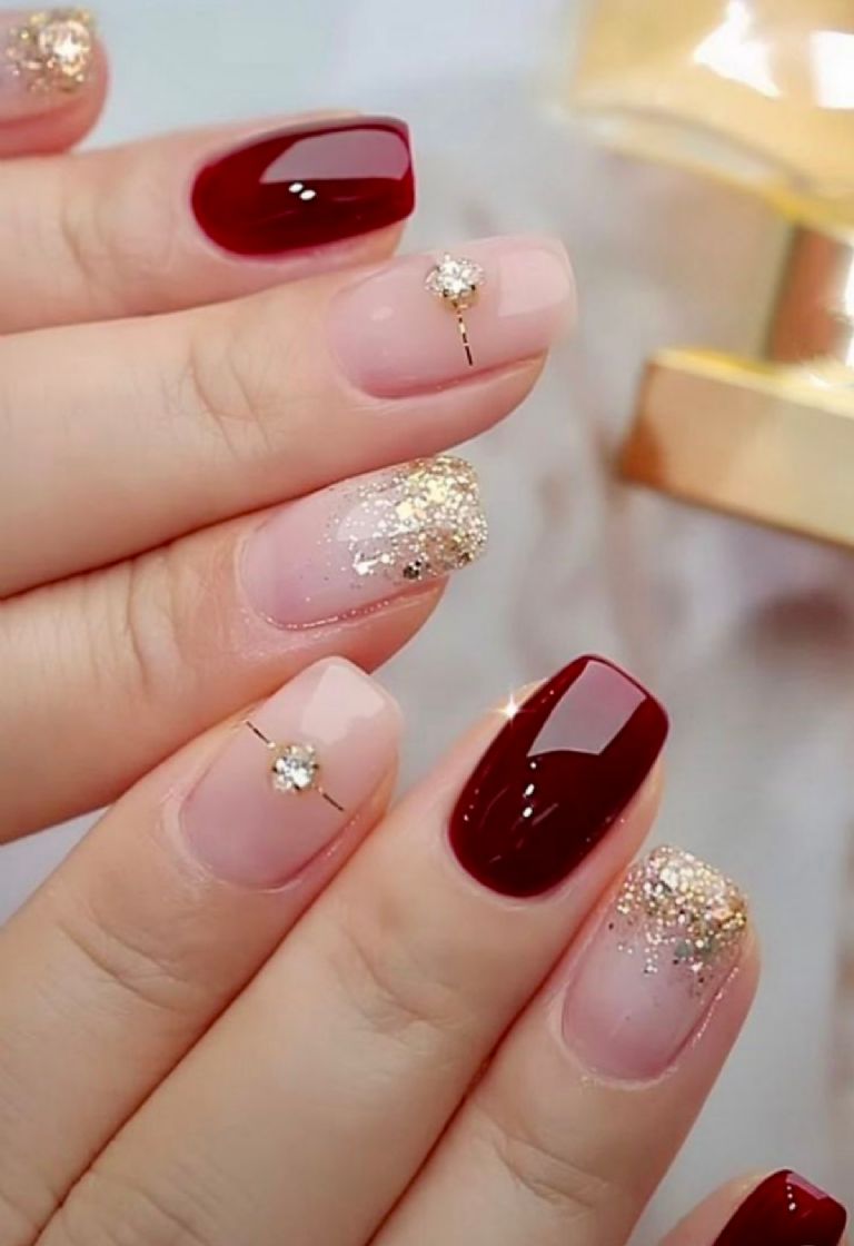 La tendencia para una manicura de año nuevo es usar el color vino