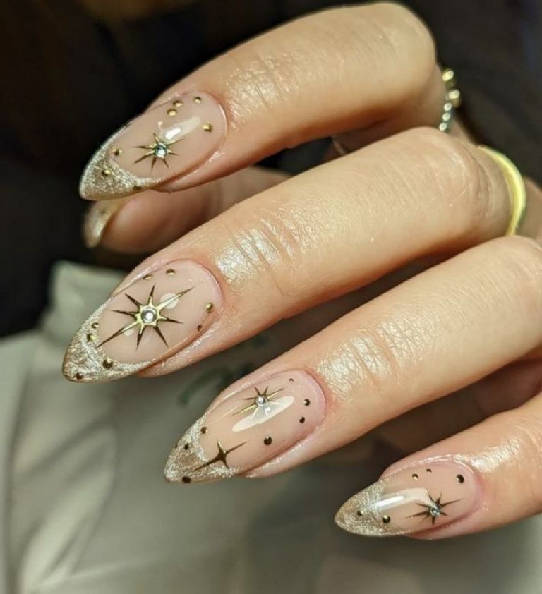 Diseños bonitos de manicura nudes para año nuevo