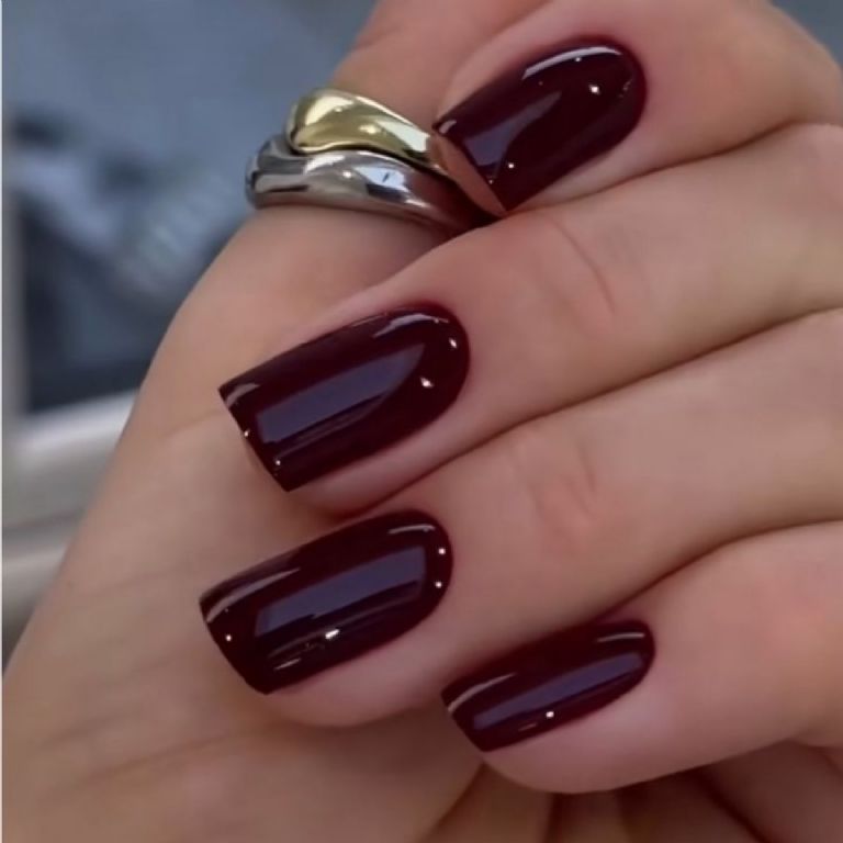 Inspiraciones de uñas color vino para fin de año 