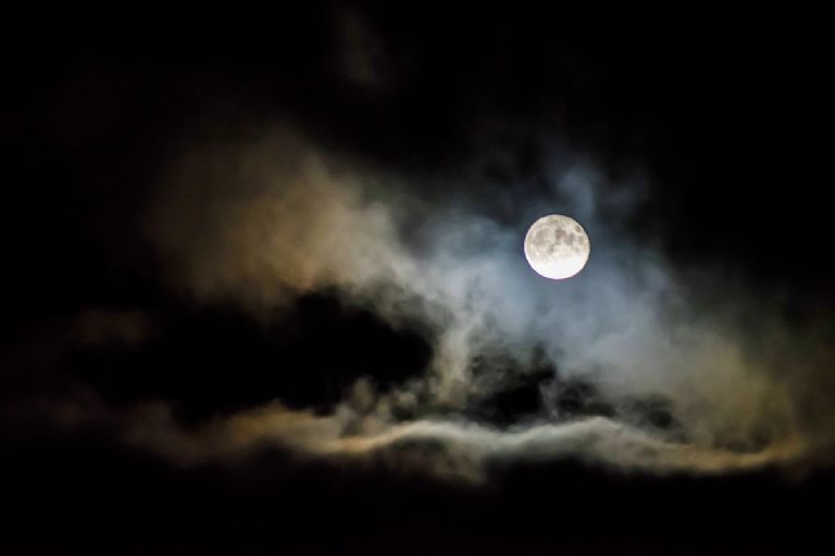 Rituales de manifestación para hacer en Luna Llena