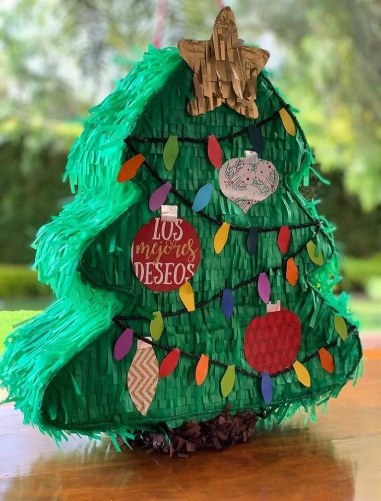 Cómo hacer una piñata en forma de árbol de Navidad