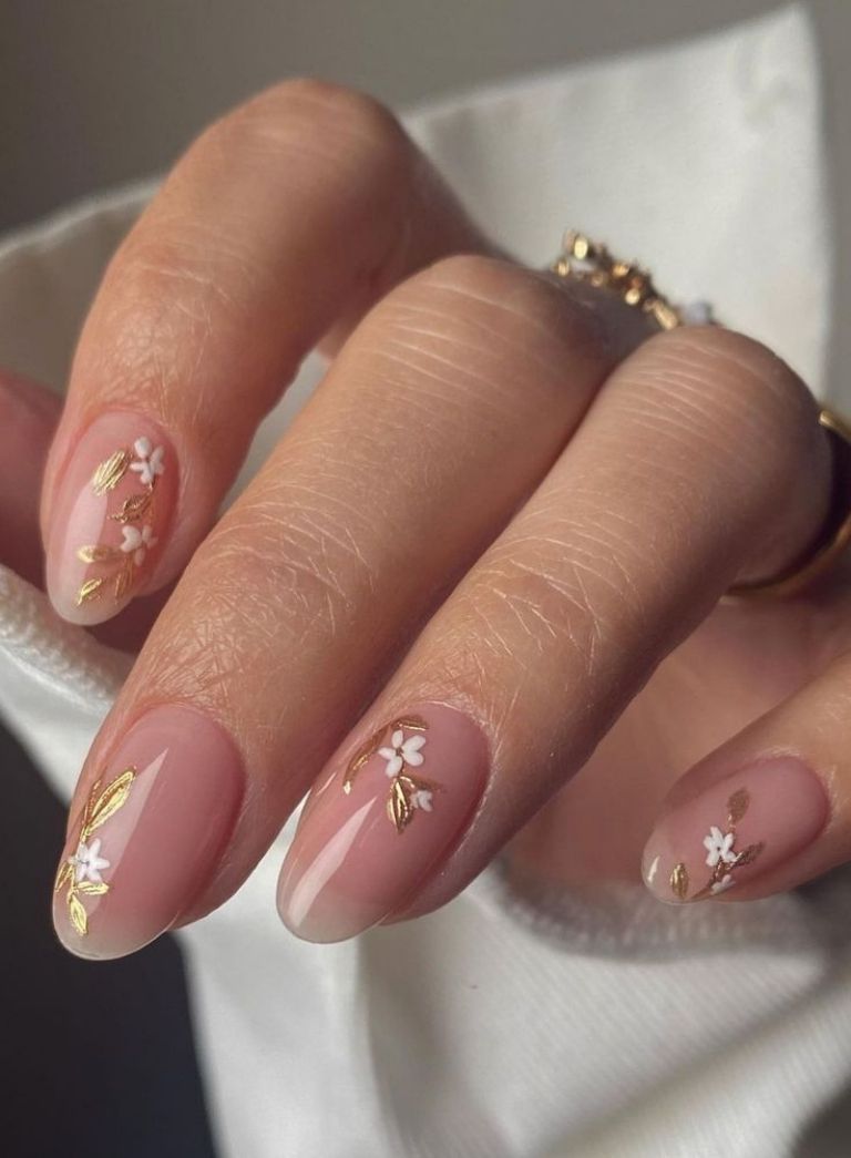 Nail Art de uñas doradas en la manicura