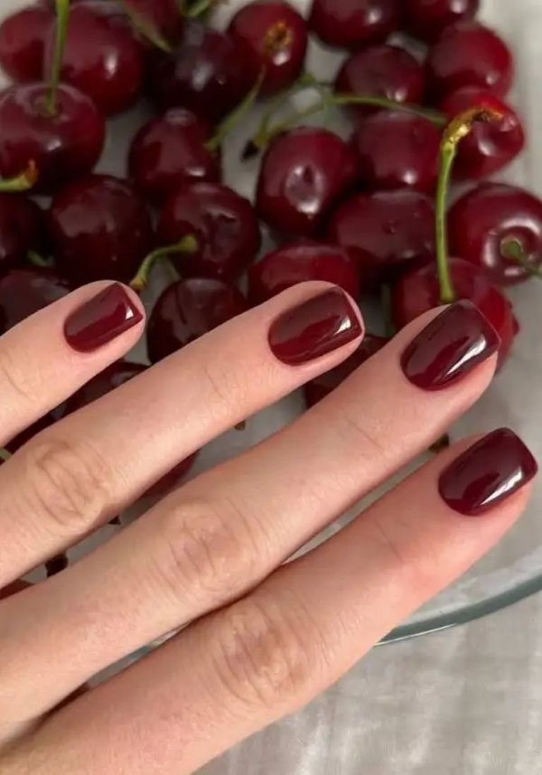 Color de uñas rojas para atraer dinero y fortuna en 2024