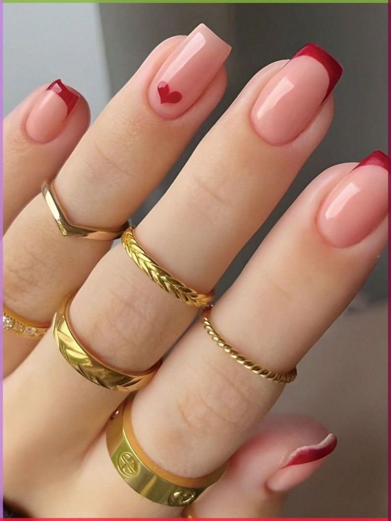 Manicura roja con corazon para el diseño de uñas