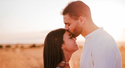 Por qué un hombre te besa la frente: ¿señal de enamoramiento o solo amistad?
