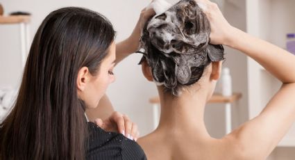 ¿Cómo lavarse el cabello para evitar la tener caspa?