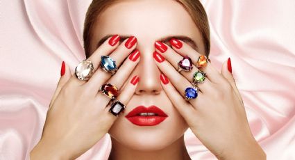 ¿Qué significa que una mujer use muchos anillos, según la psicología?