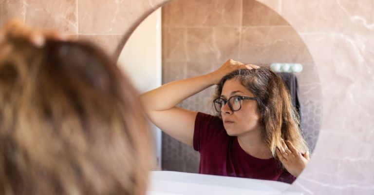 cómo usar los polvos minerales para cubrir las canas