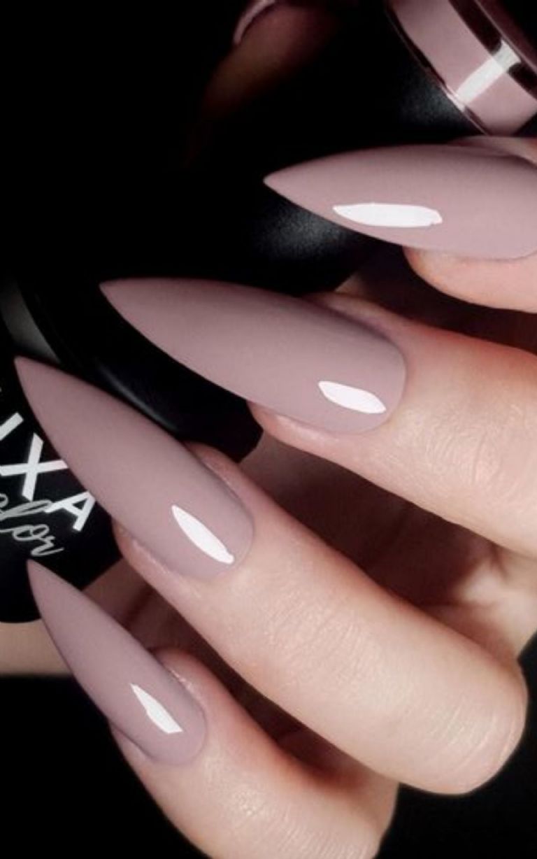 diseños de uñas para manos delgadas: puntas stiletto