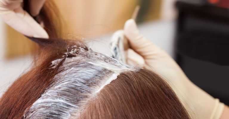 en cuánto tiempo se ve la raíz oscura en el cabello teñido