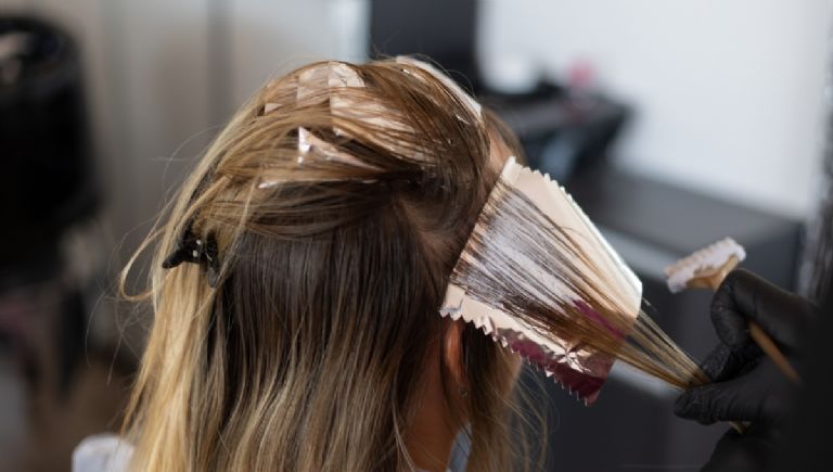 Técnicas de tinte para disimular las primeras canas del cabello