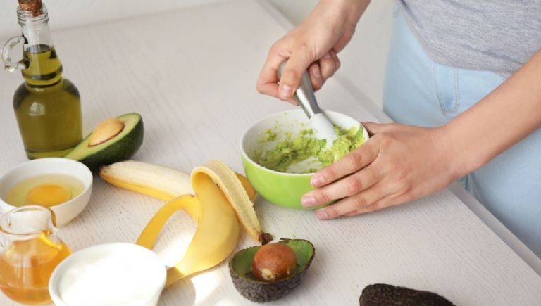 Cómo puedo cuidar mi cabello con una mascarilla de aguacate con plátano