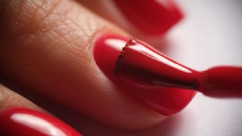 ¿Qué color de uñas te hace ver más atractiva? 3 tonos para llamar la atención de todos