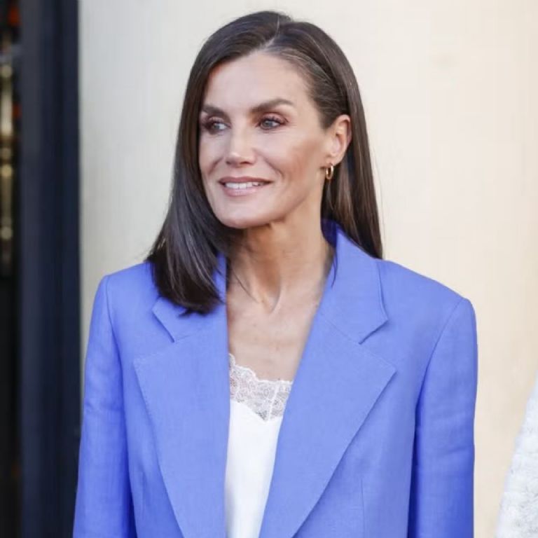 como usa cinturon la reina letizia para tener la cintura definida