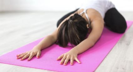 5 posturas de yoga que puedes hacer acostado en tu cama