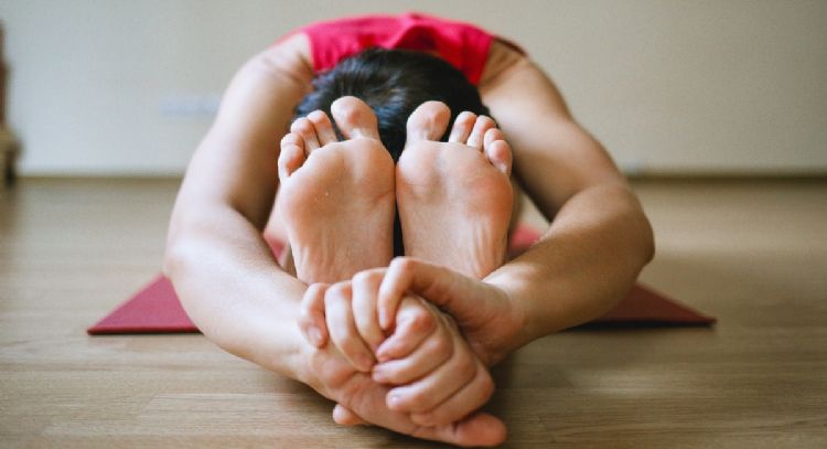 Si se te duermen los pies puede ser síntoma de una enfermedad, según expertos.