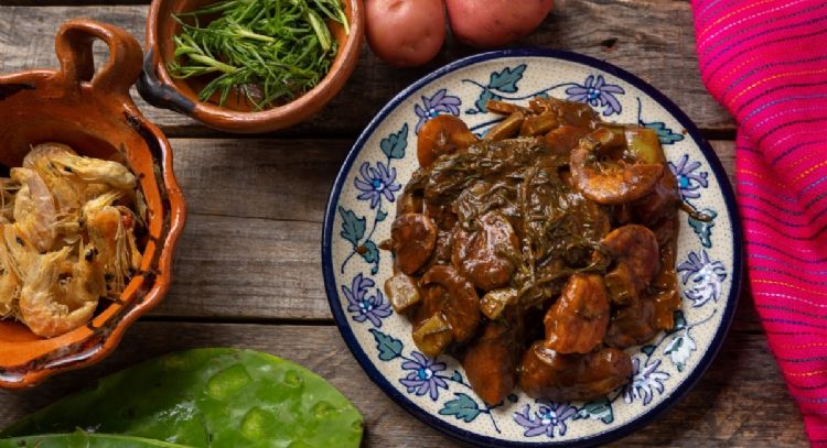 Prepara esta deliciosa receta de romeritos con mole y tortitas de camarón 		