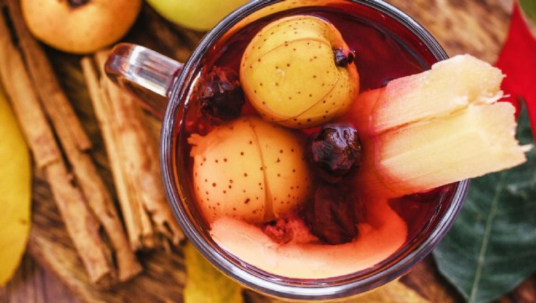 Receta y beneficios del ponche de frutas navideño
