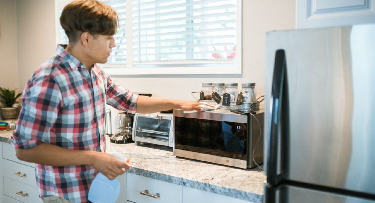 ¡Cuidado! Abrir la puerta del microondas mientras calienta podría ser peligroso