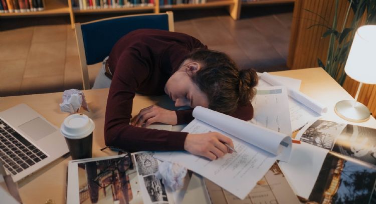 ¿Por qué me siento tan cansado si dormí más de 8 horas?