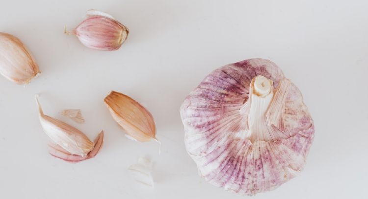 ¿Qué beneficios tiene comer ajo en ayunas?