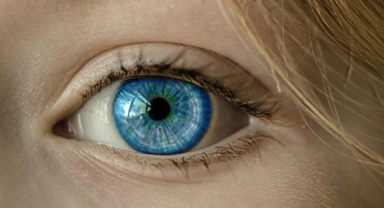 ¿Por qué te tiembla el ojo y cómo evitarlo?