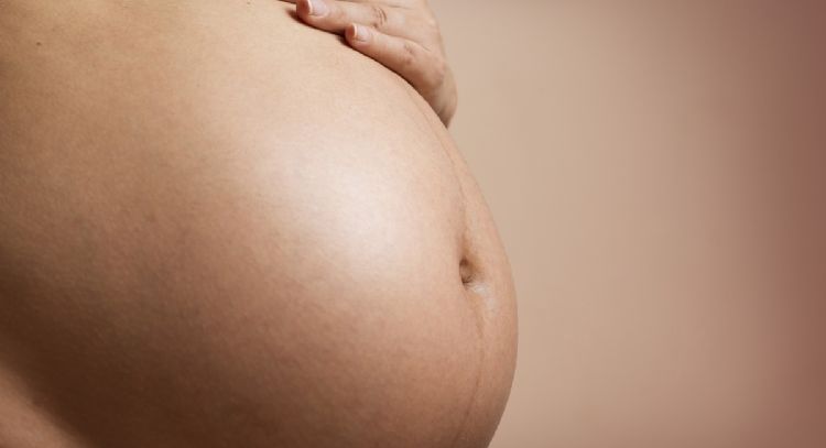 ¿Por qué sale una línea oscura en la panza cuando estás embarazada?