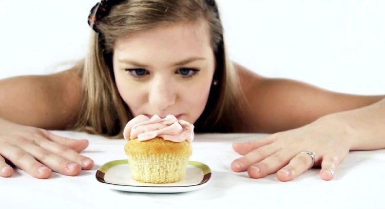 ¡Ya no más! Controla las ganas de comer azúcar con estos tips