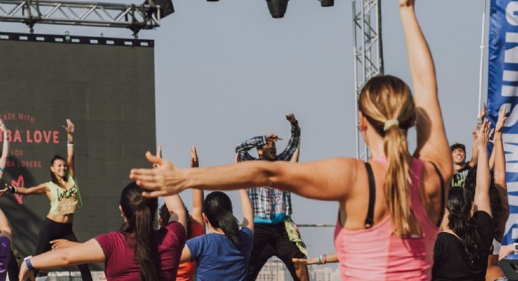 Adelgaza sin darte cuenta con esta rutina de zumba en casa