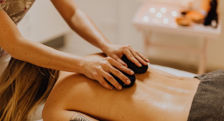 Masaje con piedras calientes y todos sus beneficios
