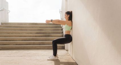 ¿Cómo hacer el wall sit? El ejercicio que trabaja tu piernas y glúteos sin moverte