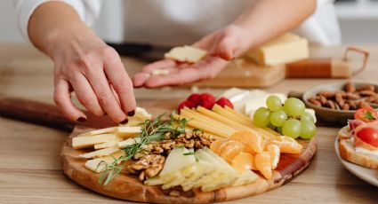 Así puedes hacer una tabla de quesos y carnes frías súper barata