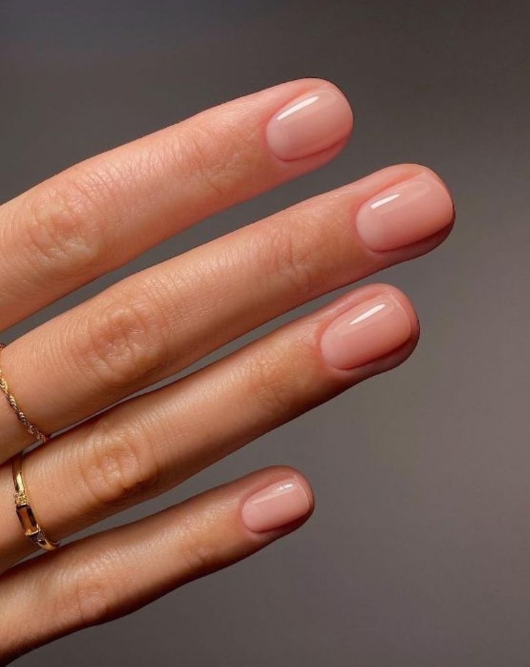 color de uñas para verte elegante a los 50 años