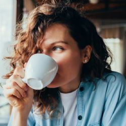 ¿Por qué si tomo café me da sueño? Expertos revelan cómo afecta a tu cerebro