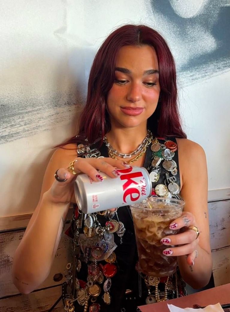 Bebida viral de Dua Lipa con Coca Cola Light, poco de jugo de pepinillos y jalapeños